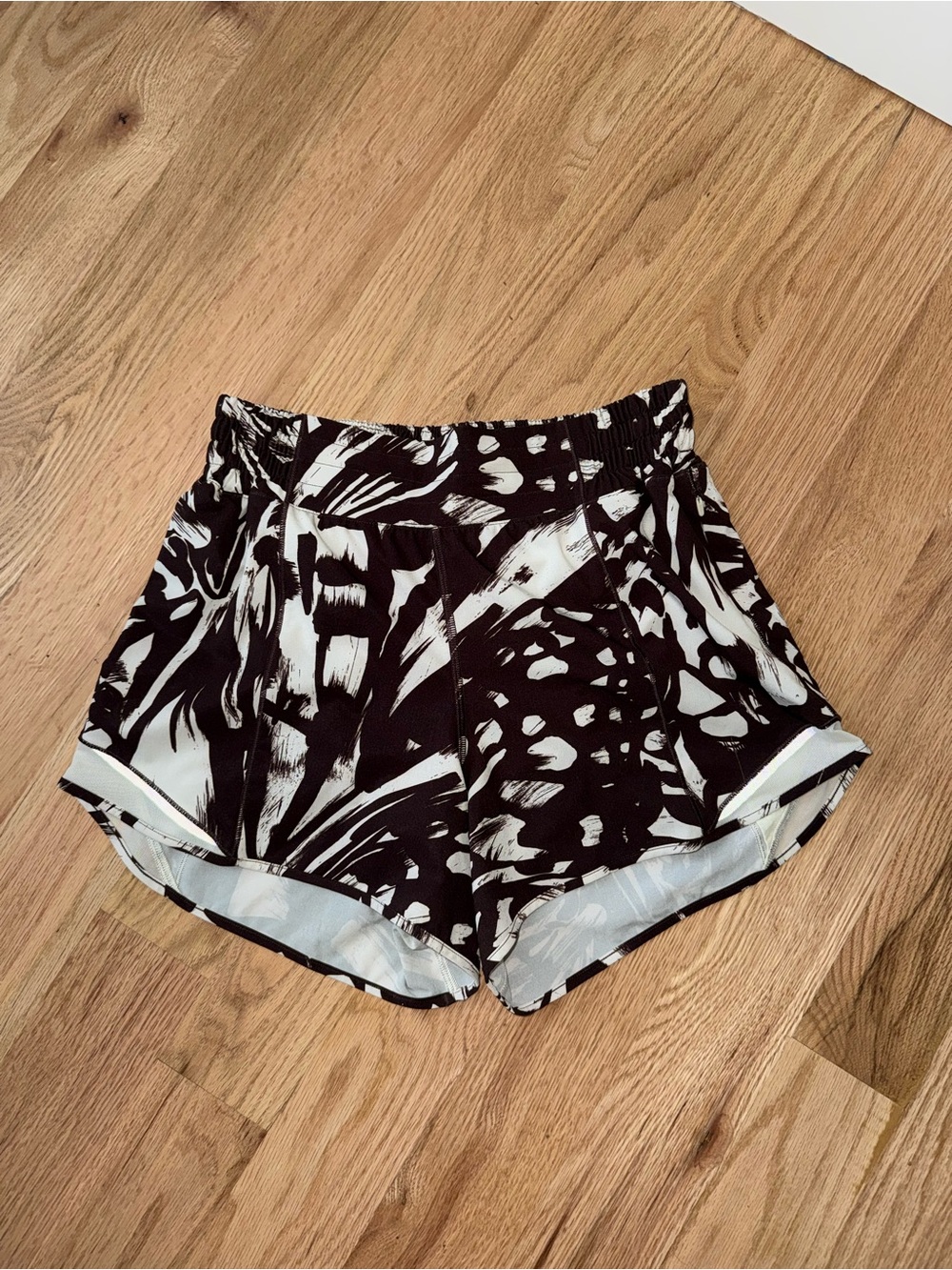 LIKE NEW 4” Lululemon Hotty Hot High Rise Lined Short Espresso Bone Size 6